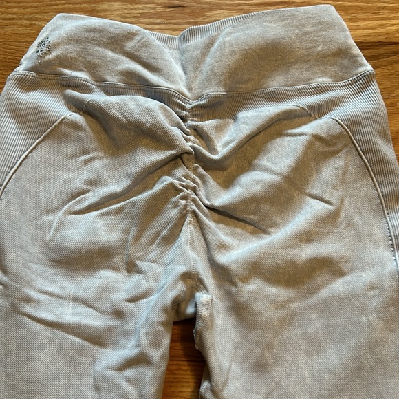 Free People Great Karma, ruched butt leggings. Ice grey gray, M/L - Picture 5 of 6